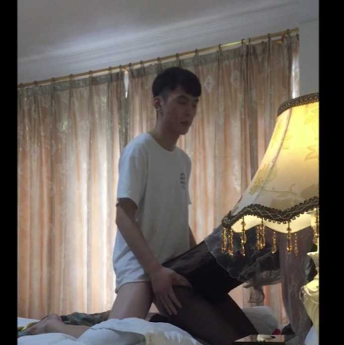 伪娘勾引185天菜直男 没想到挺害羞 还让关灯