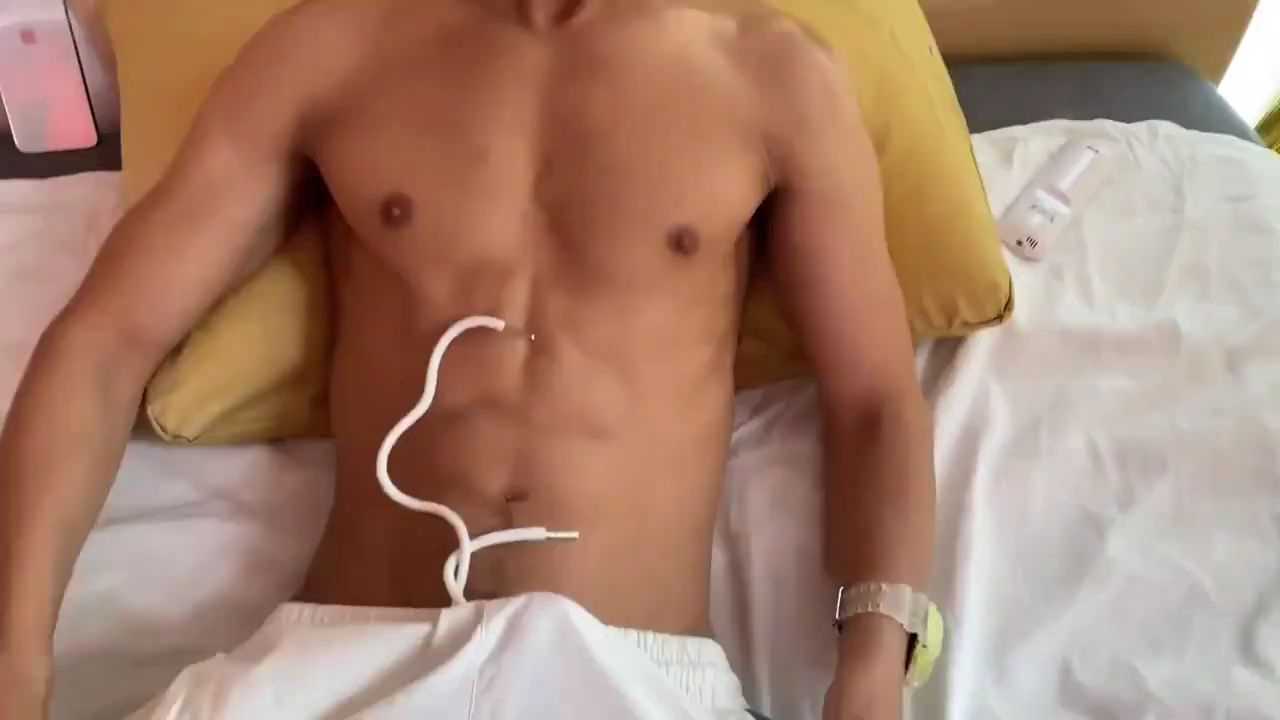 已婚男背着自己老婆出来被调教，被大鸡吧伺候