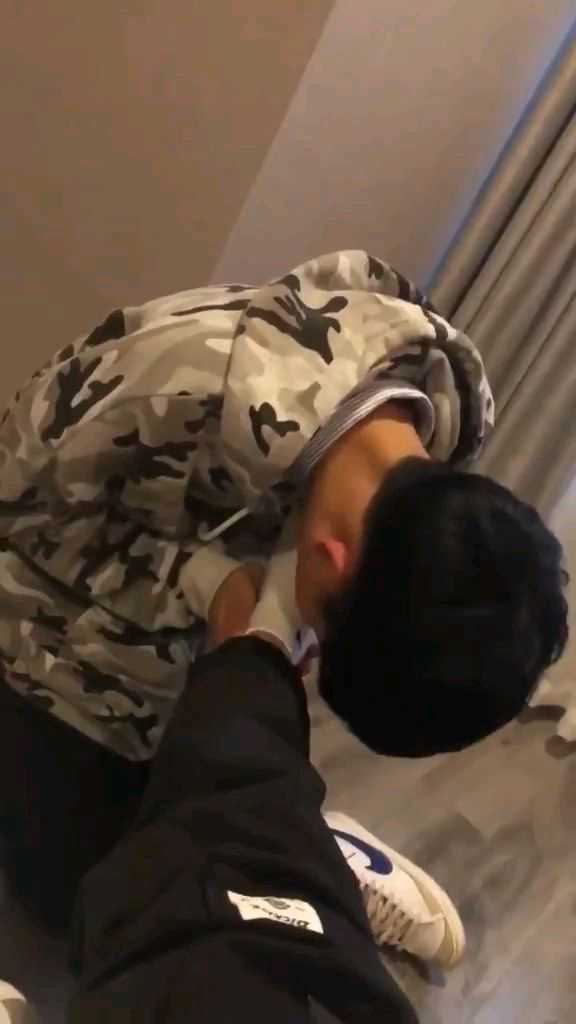 帅气直男为了钱出卖自己的身体