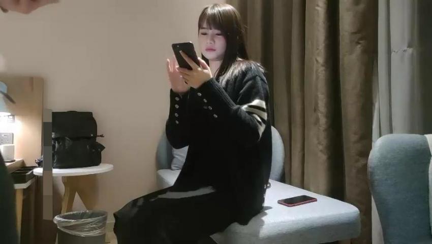 【糖心探花】约了个黑衣颜值不错妹子沙发上啪啪