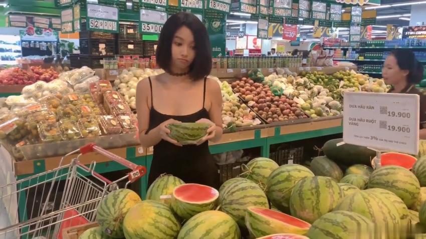 骚女孩不穿内裤逛超市，还撩起黑丝裙露出，买了一个家具，上了车迫不及待拿出来自慰，爽喷很多淫水,好诱惑啊！