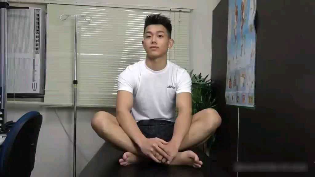 健身肌肉帅哥去医院体检 医生摸腹肌玩后穴射精