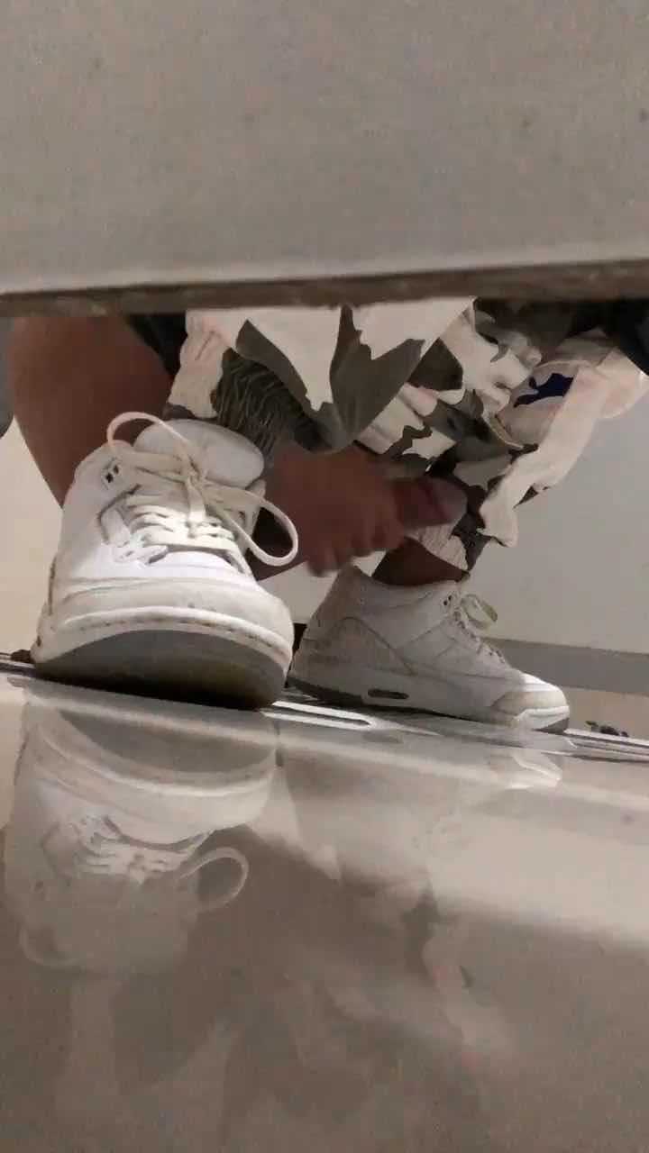 厕所偷拍—超级大屌激射