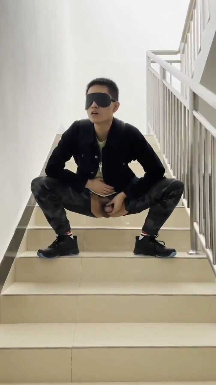 在楼道被调教狗姿撒尿，穿着主人买给我的屈辱的裤