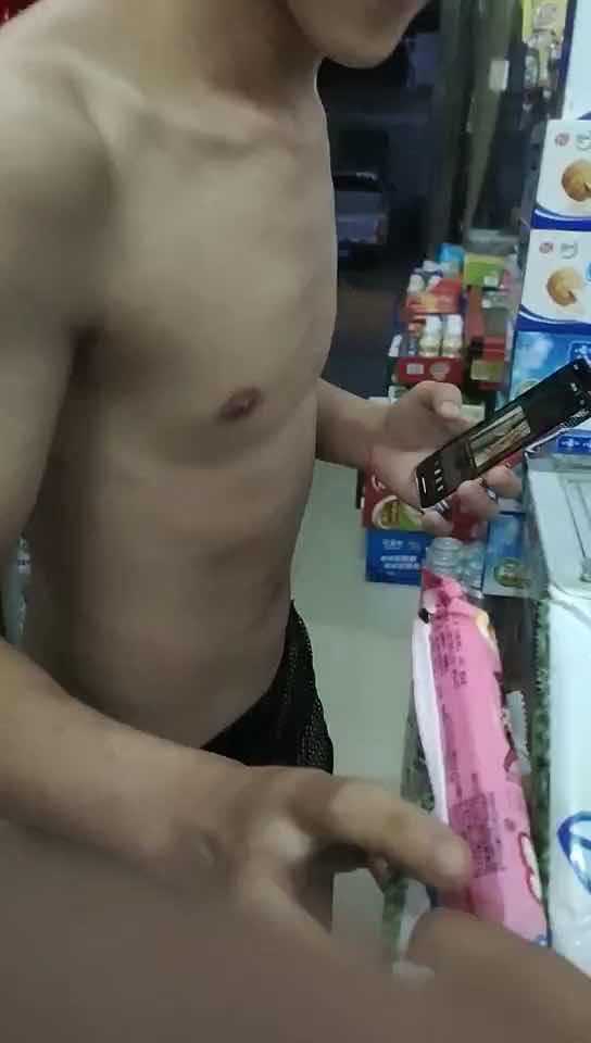 直男暴露去商店买东西