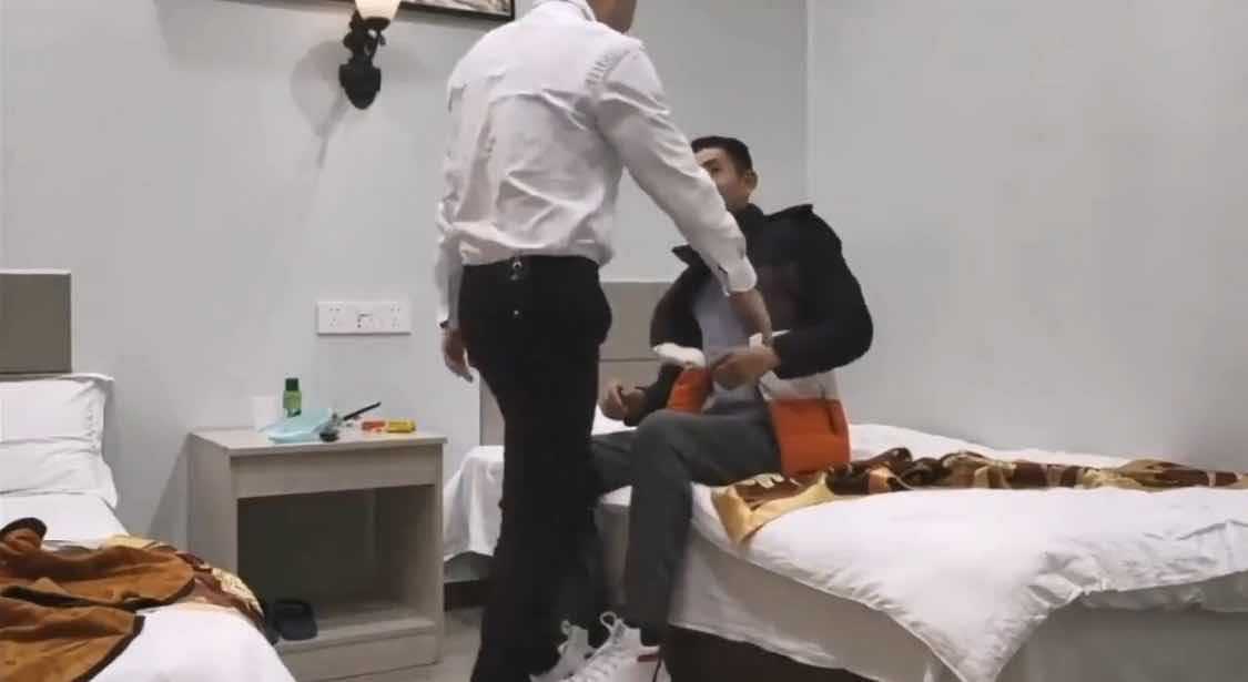 西装男和体育生