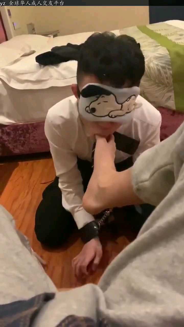 帅气骚0被调教舔脚