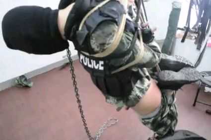 兵哥被吊起来蹂躏