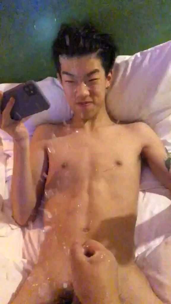 极品潮喷少年，喷了好多，还好拿枕头裆下了