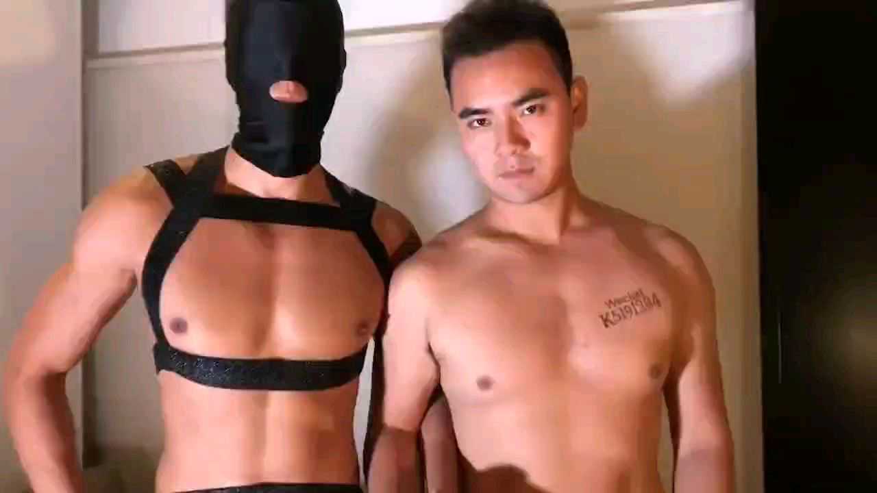 他俩的交缠愈发迷人，肌肉男的雄厚肌肉与性感男宾的柔媚身姿相映成趣