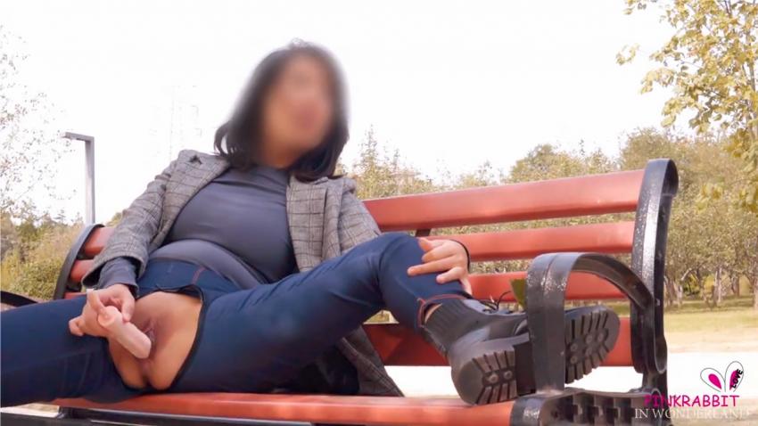 公园野外人前露出，娇小粉红兔用肉棒自慰不顾路人侧目，极品嫩妹子女神露给你看
