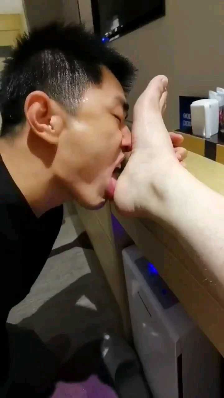 帅哥哥喜欢舔脚?