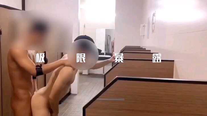 厕所极限暴露操逼，还有路人过来上厕所