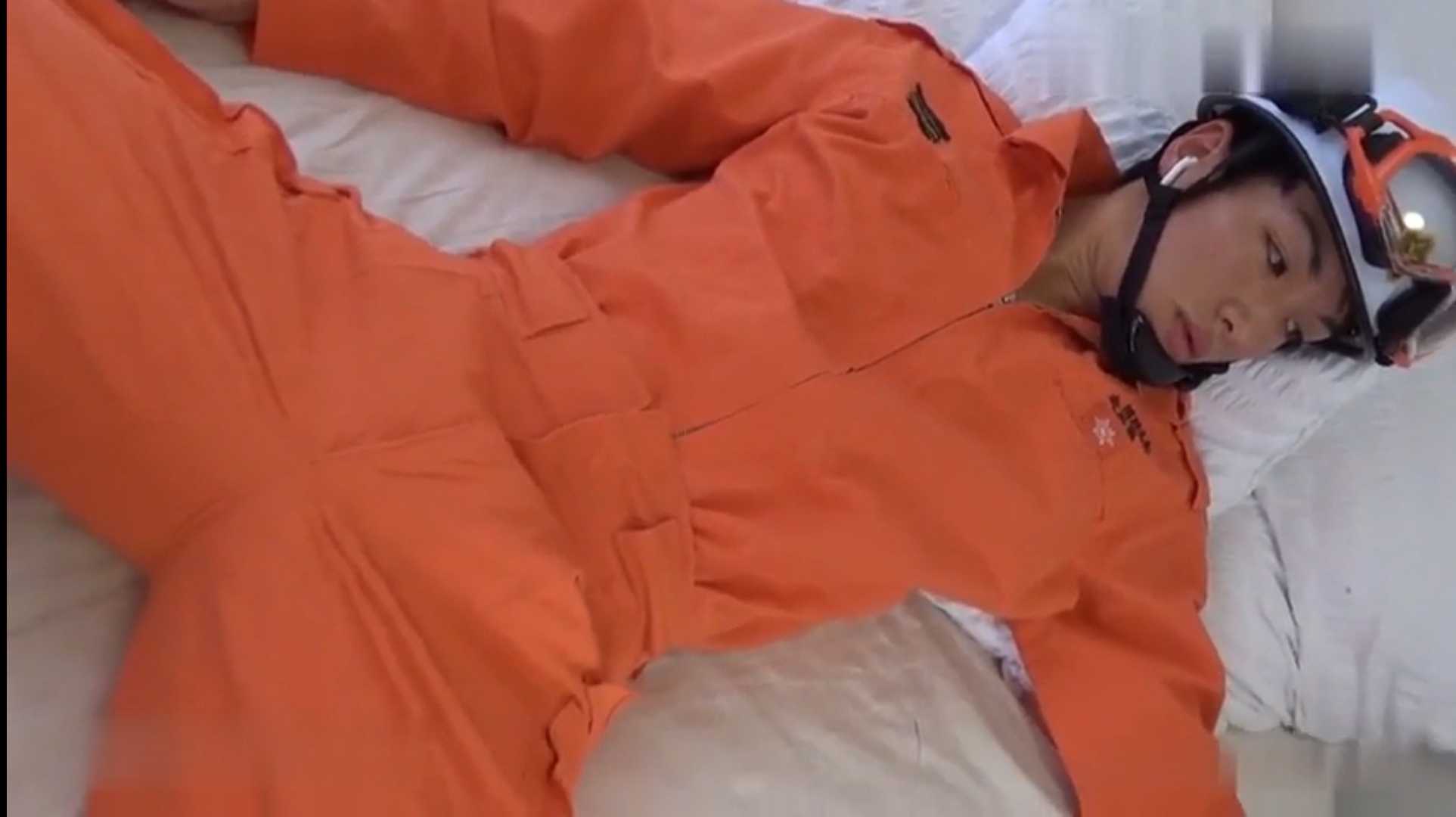 一边啪啪一边给弟弟撸，干射了