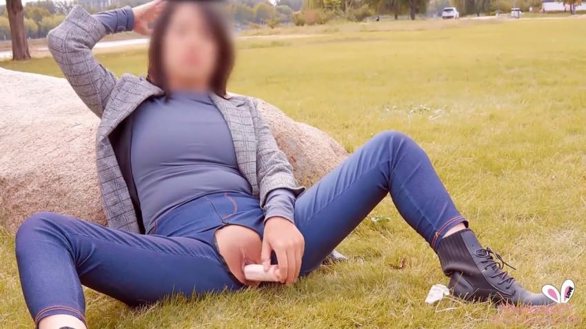 色胆包天竟然公共场所露出自慰， 网红嫩模自慰成瘾在车上爆操无套内射中出