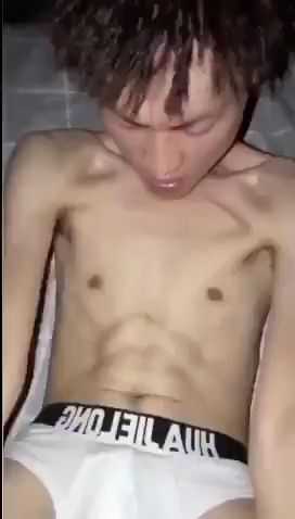 小帅哥非常享受，最后射在嘴里