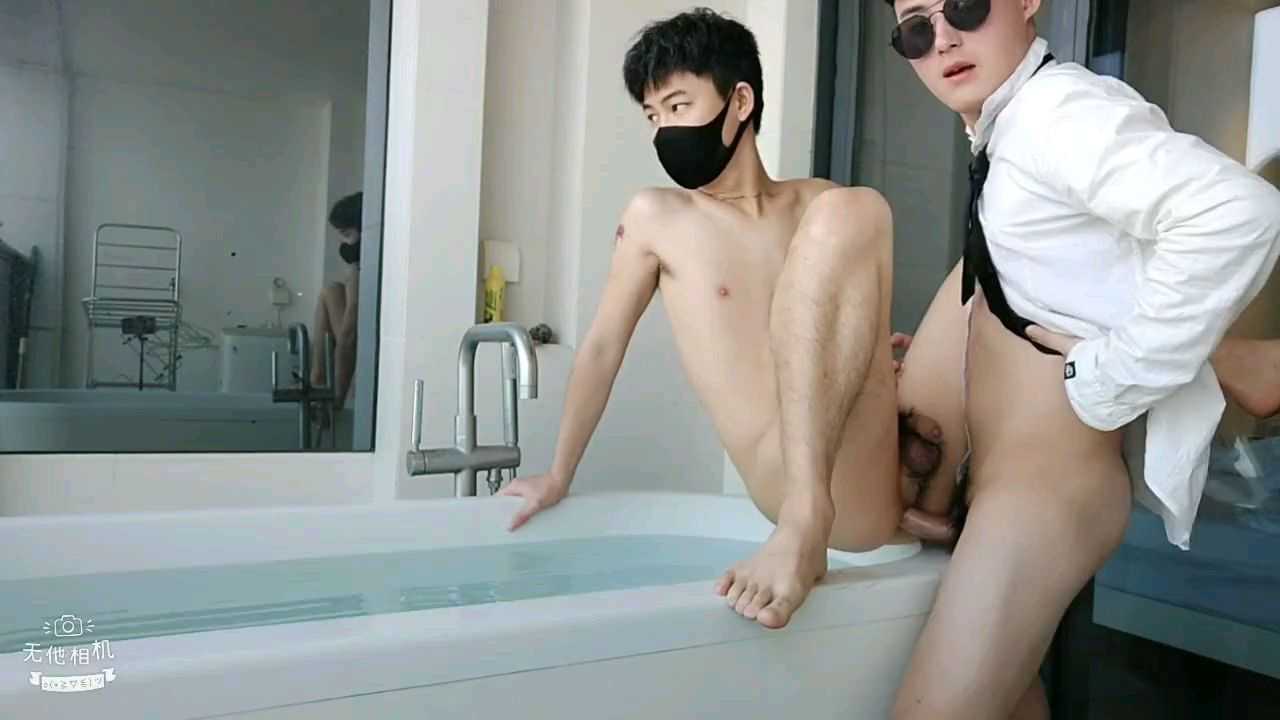 酒店阳台狂插小鲜肉，攻的鸡巴真大
