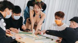 过年去朋友家打麻将趁好友临时外出一群兄弟与远房表妹的