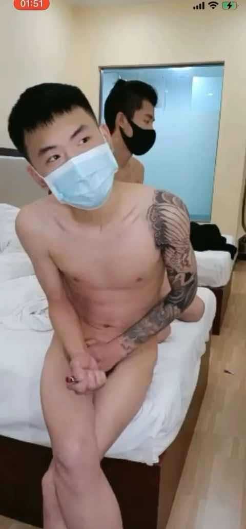 三个小帅哥直播做爱 艹了一晚上终于射了 看着都爽