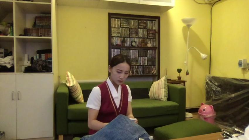 下海大二学妹琪琪的黑丝学生制服诱惑
