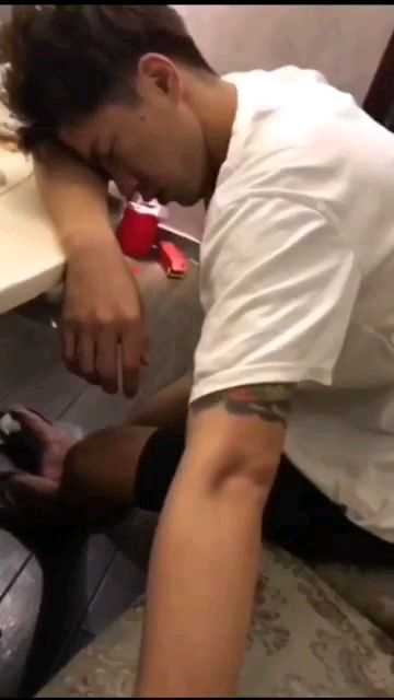 很帅的朋友喝醉了该怎么办