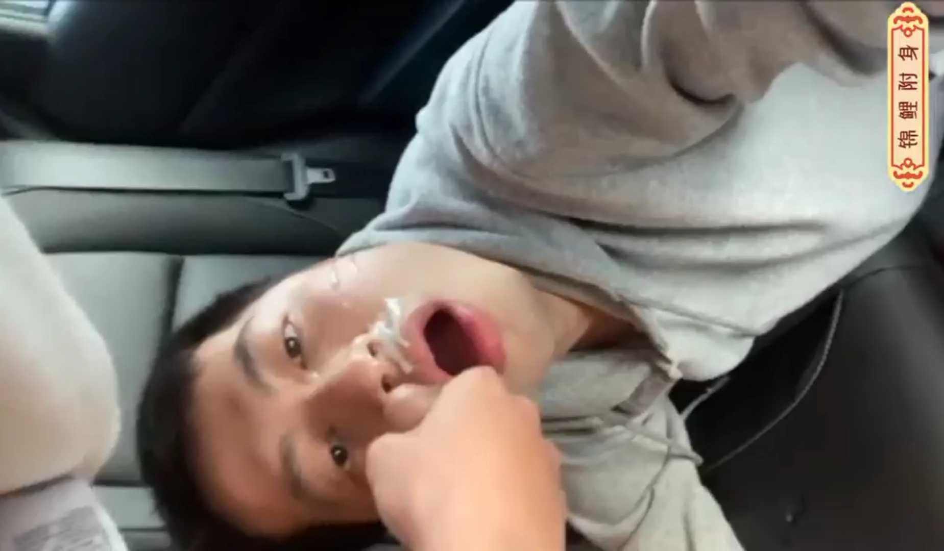 小哥太饥渴，车上扒下炮友裤子就吃，射脸上喝嘴里