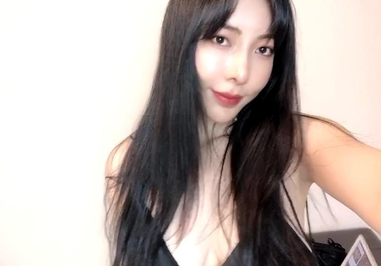 【谭晓彤】不穿胸罩的乳沟好明显