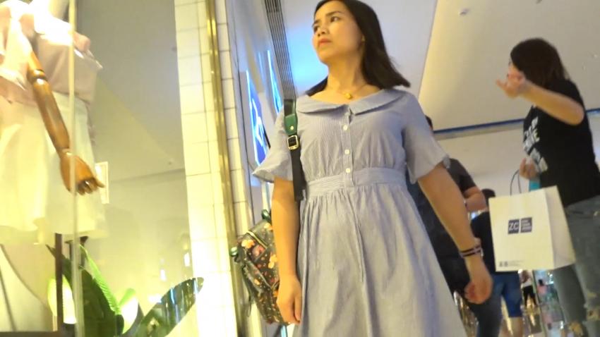 偷拍人妻裙底居然没有穿内裤