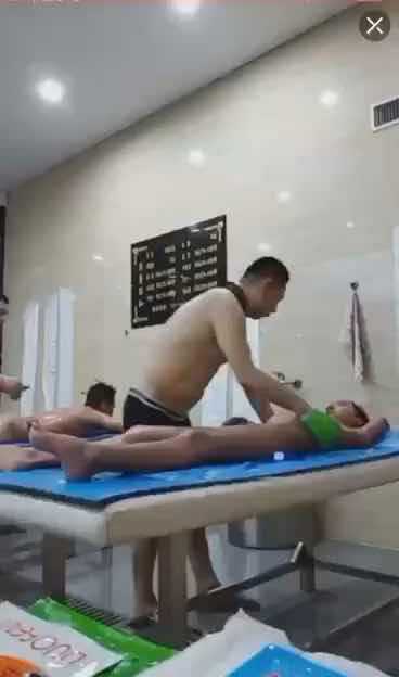 浴室洗澡被搓澡师傅偷摸