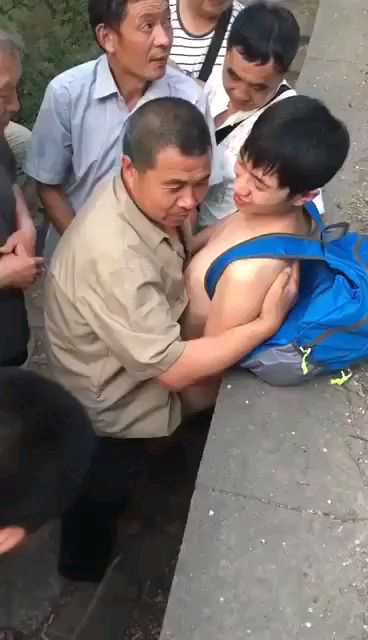 年轻帅哥在公园被大爷们围攻