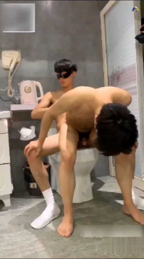 长腿帅哥从地上草到浴室