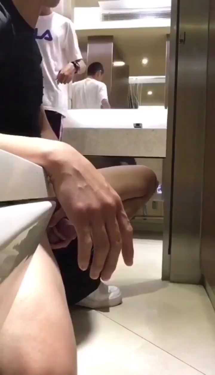 勾引直男进洗手间脱衣服