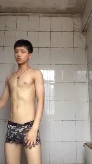 小弟弟打飞机，射了好多！